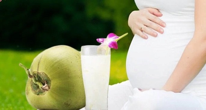 Bầu mấy tháng uống được nước dừa? Và những lợi ích từ việc uống nước dừa với mẹ bầu