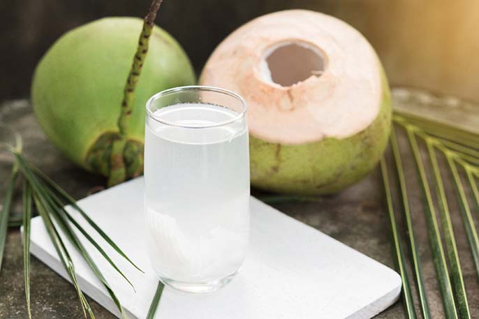 Mới sinh uống được nước dừa không?