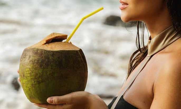 Có nên uống dừa ban đêm hay không?