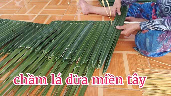 Cách lựa lá dừa nước lợp nhà vừa đẹp vừa chắc chắn